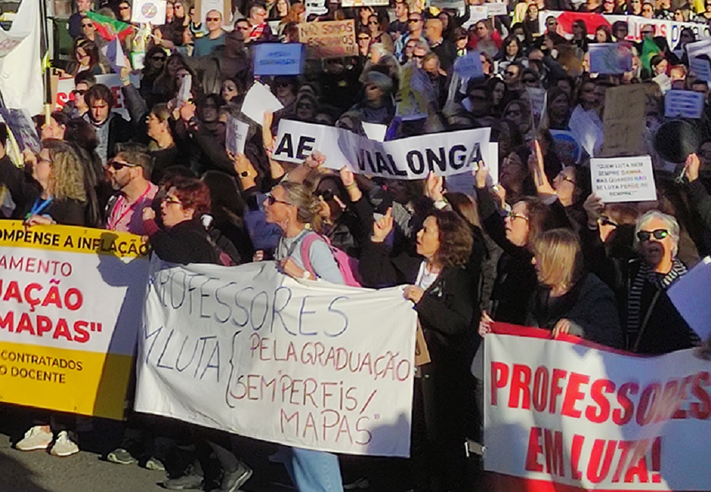 Centenas de professores já marcham em Lisboa em protesto pela escola