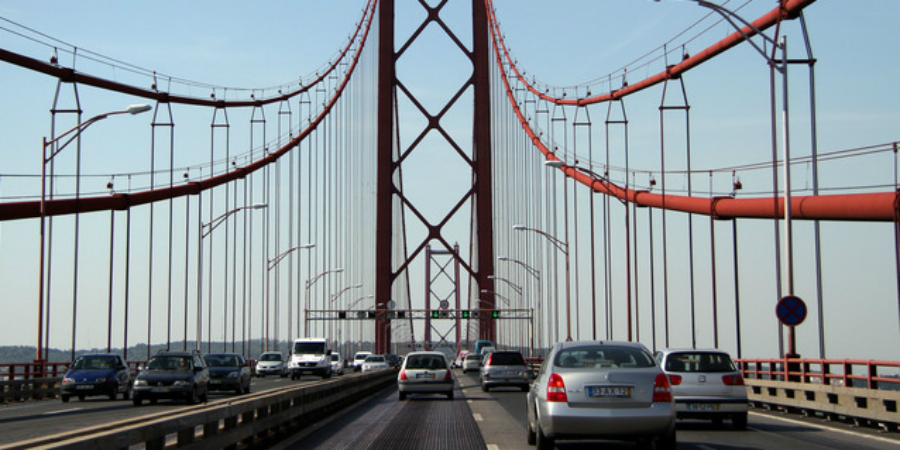 Ponte 25 de Abril com limitações de velocidade devido ao  - Visão