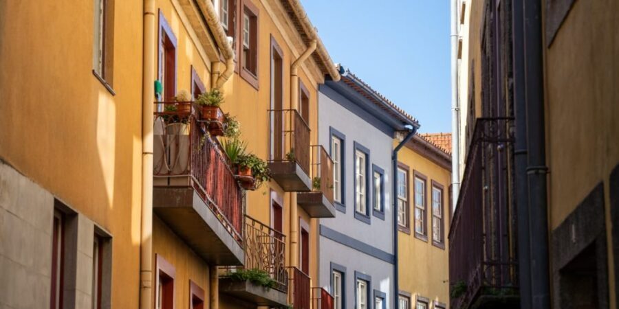 The Portuguese’s rate of effort has increased in the past four years.  Buying a home requires 53% of the income – Executive Summary
