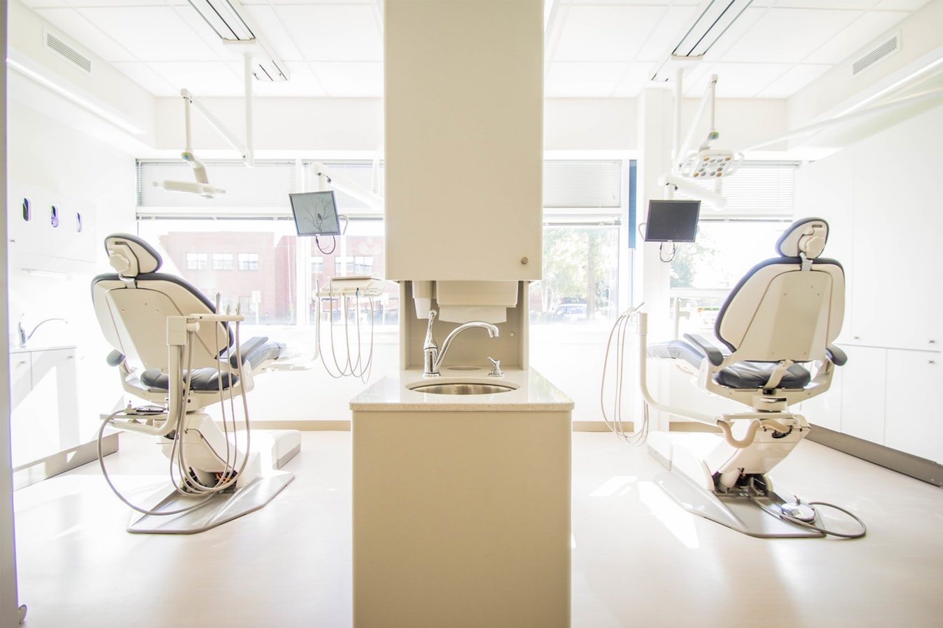 Una conocida red de clínicas dentales ofrece contratos abiertos y sueldos de hasta 3.000 euros (y no necesitas sólo dentistas) – Resumen Ejecutivo