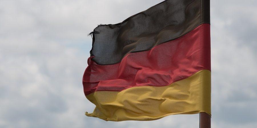 Чем грозит германию. Флаг Германии над посольством фото.