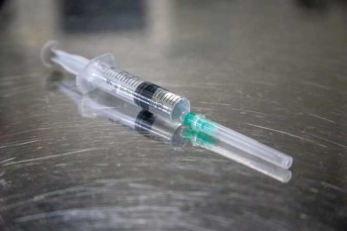 needle-syringe-medicine-veterinary-equip