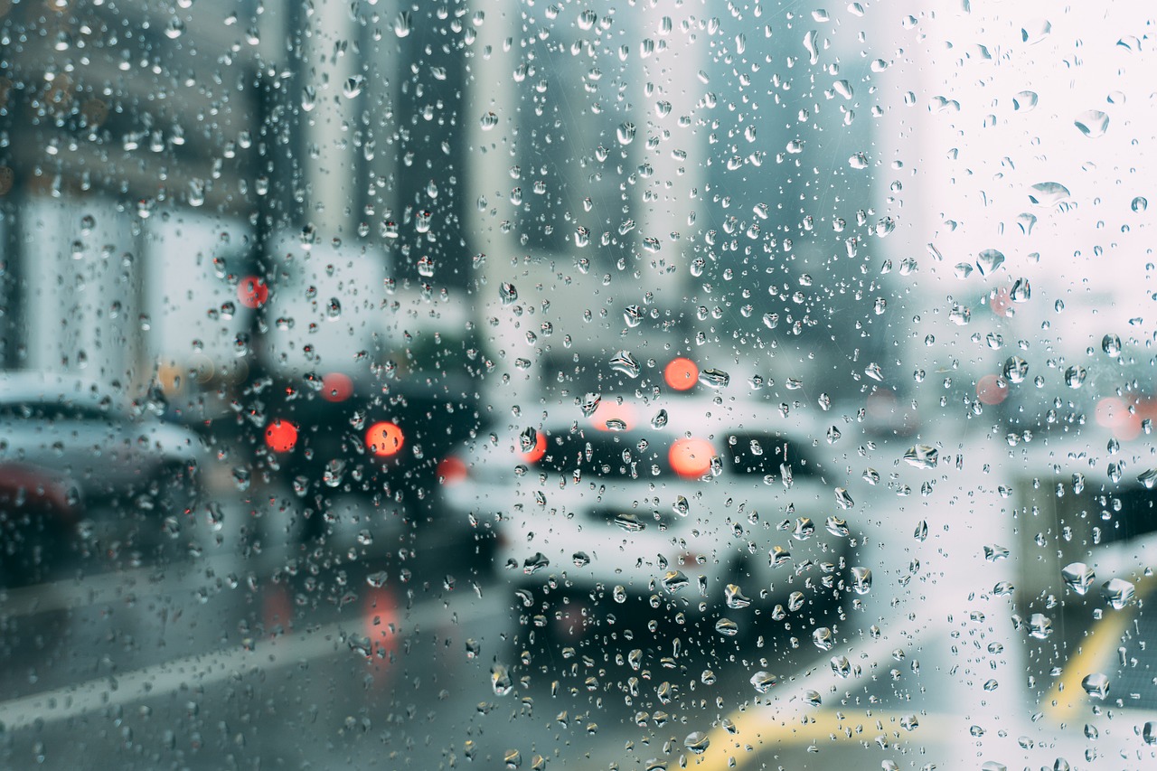 Há um erro capital quando conduz à chuva… e quatro outros que deve evitar para não ter problemas