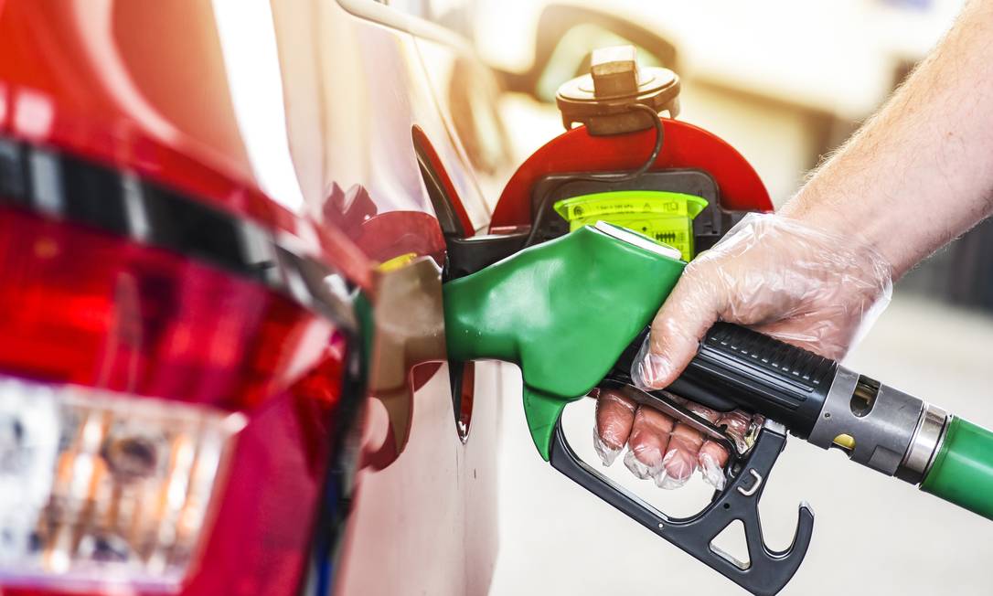 Combustíveis: preços baixam pela quarta semana consecutiva. Saiba quanto vai pagar a menos ao atestar o depósito