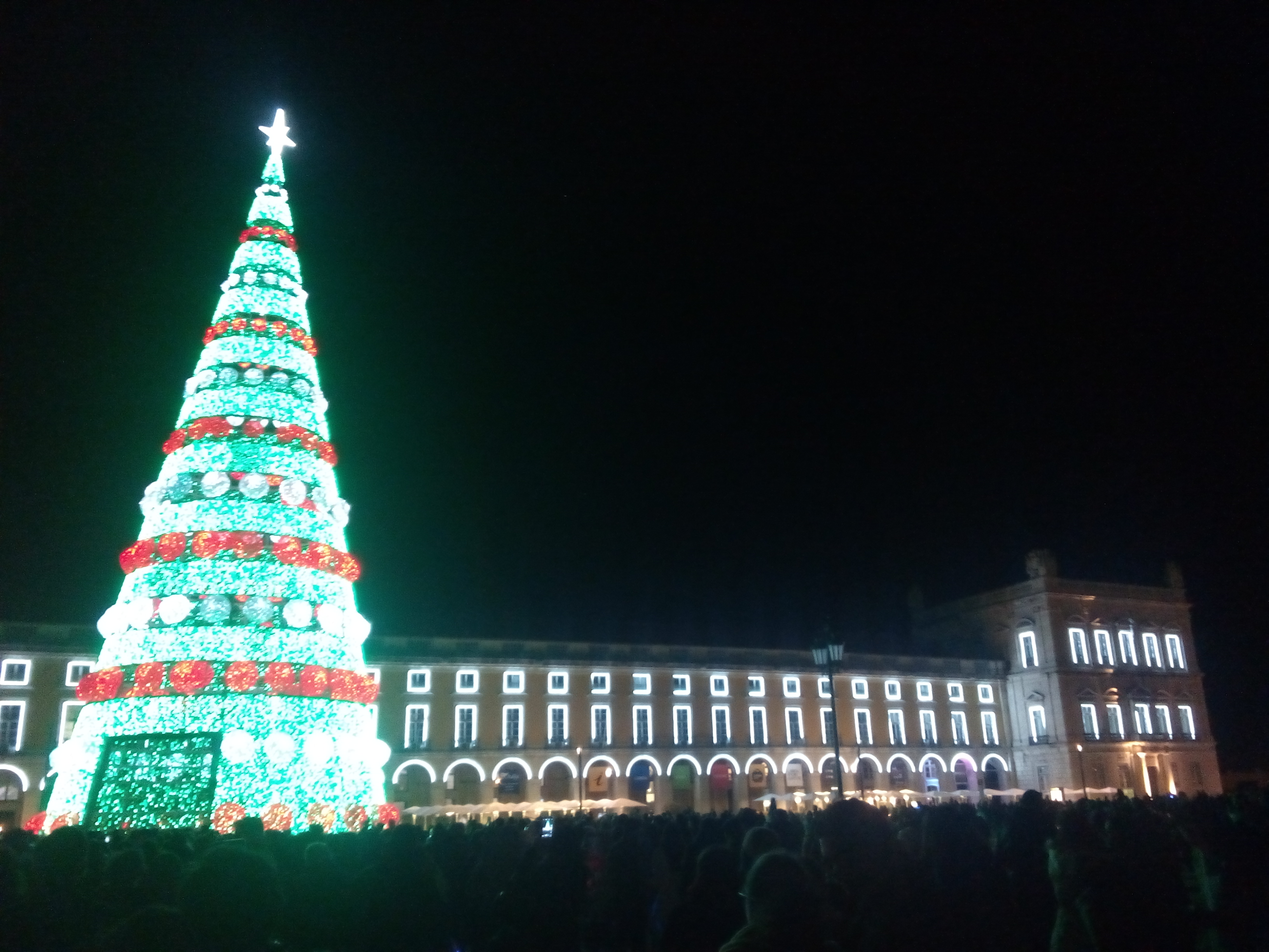 ‘Deixe o carro para trás e festeje o Natal’: sabe que pode ir fazer as compras natalícias com estacionamento e transporte gratuitos em Lisboa?