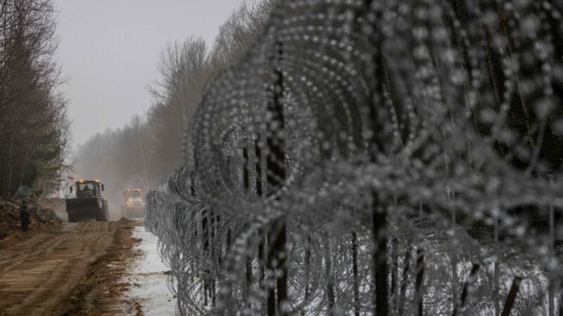 Polen verurteilt neue gewaltsame Einreiseversuche von Migranten aus Weißrussland – Zusammenfassung