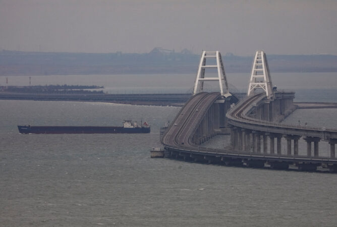 Rusia ha creado una «barrera submarina de barcos hundidos» para proteger el puente de Crimea, dicen expertos británicos