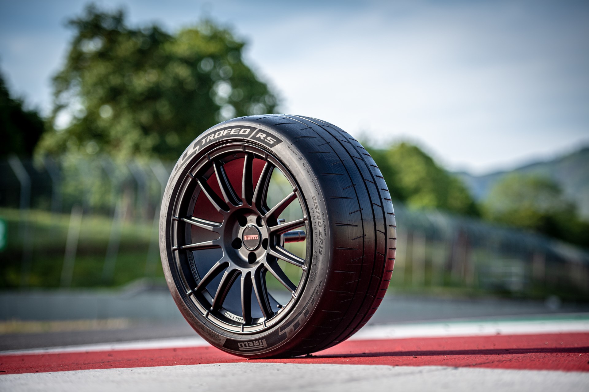 Pirelli apresenta P Zero Trofeo RS: Pagani quer equipar hipercarro Utopia com novo pneu semi-slick de alta performance