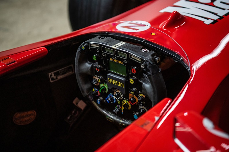 Ferrari F2001b de Schumacher vai a leilão: piloto alemão conquistou Mundial da F1 ao volante do icónico carro