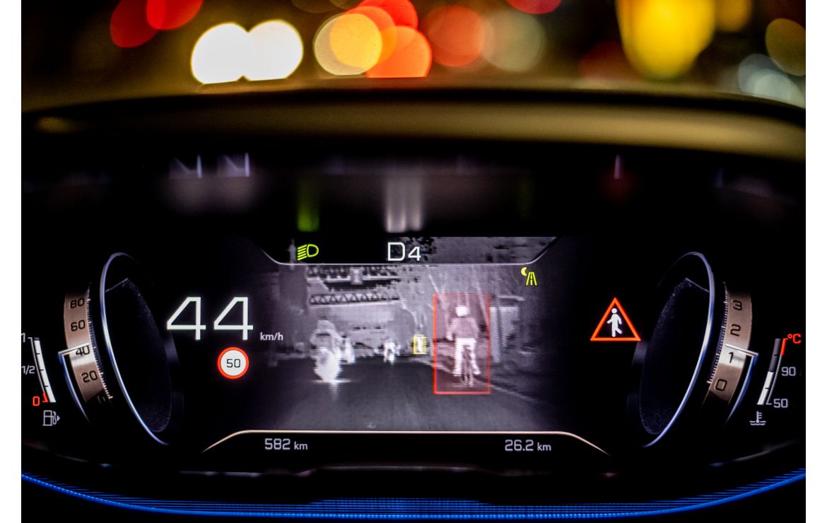 Peugeot vê no escuro: Construtora francesa coloca tecnologia de visão noturna nos veículos