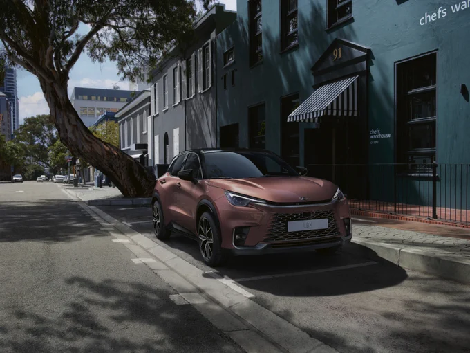 Novo crossover LBX da Lexus redefine regras do design: qualidade premium em ambiente descontraído