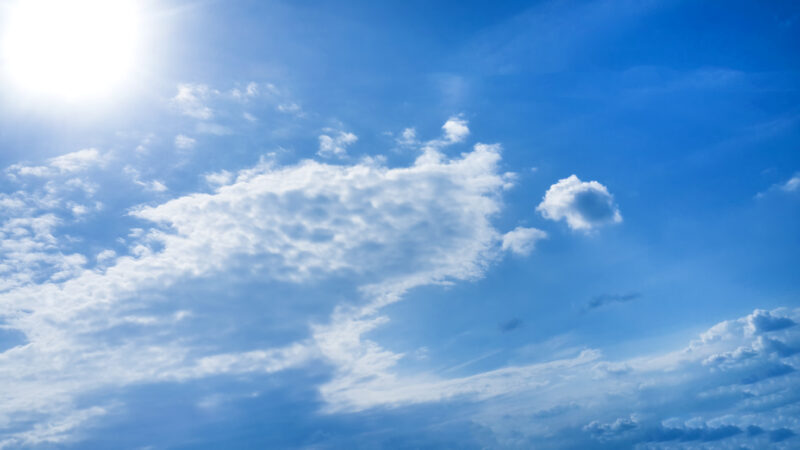 sol e nuvens