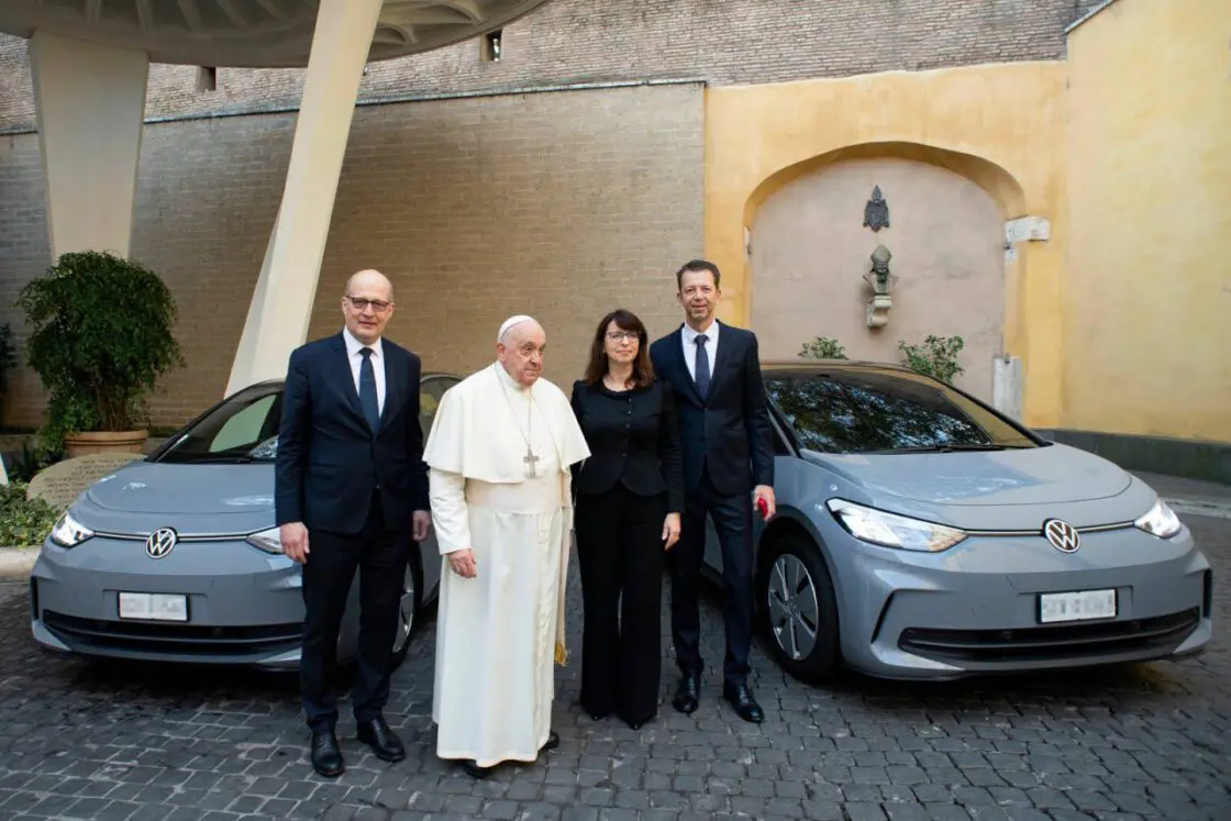 Papa Francisco muda para carros elétricos: saiba quais os modelos escolhidos pela Santa Sé