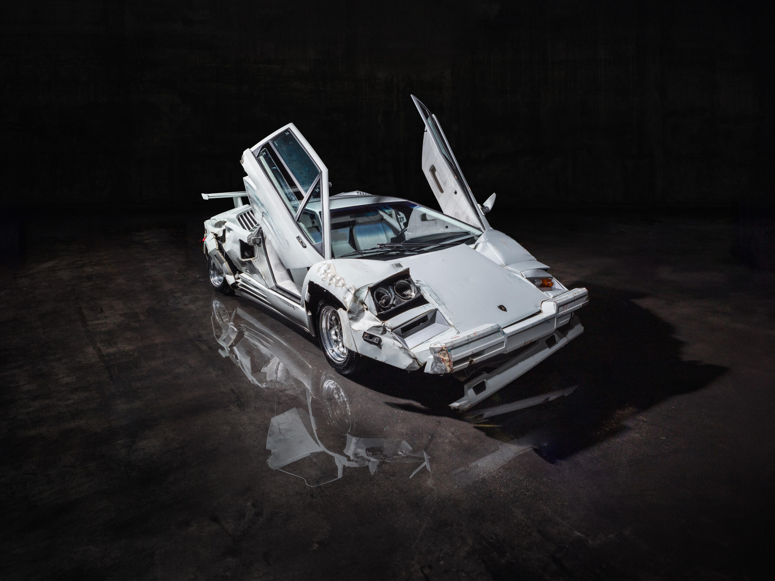 Lamborghini Countach utilizado no filme ‘O Lobo de Wall Street’ vai a leilão: carro danificado pode chegar até aos 2 milhões de dólares