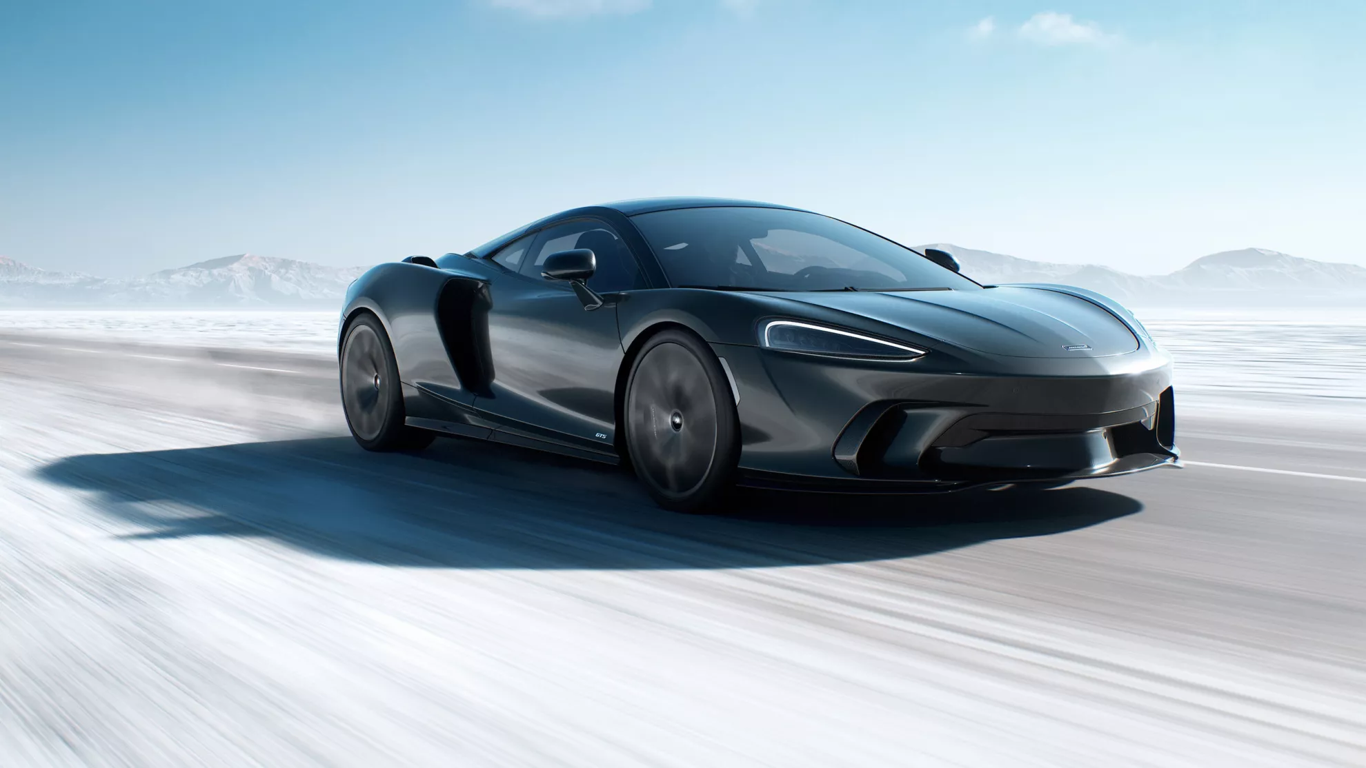 Novo McLaren GTS chega mais leve e com maior potência: acelera até aos 200 km/h em apenas 8,9 segundos