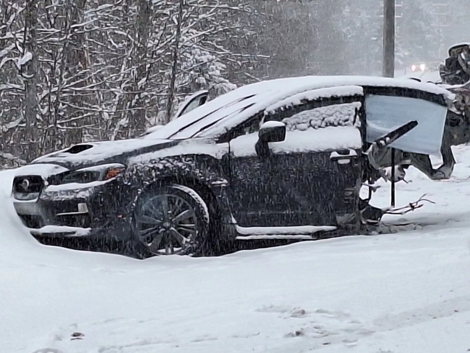Neve, trânsito e uma ultrapassagem mal medida: acidente de Subaru WRX torna-se exemplo dos perigos na condução em condições extremas
