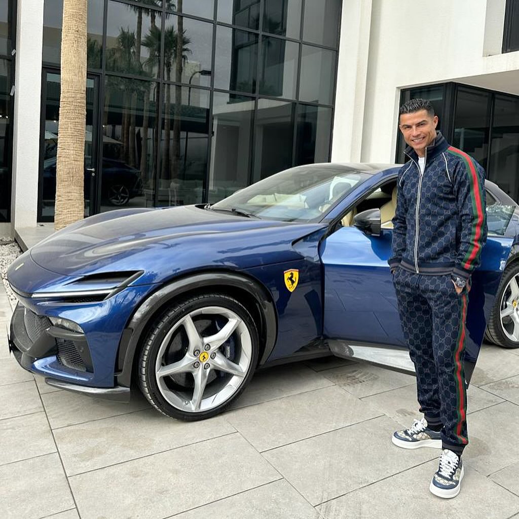 Cristiano Ronaldo acrescenta mais uma ‘pérola’ à sua impressionante garagem: Ferrari Purosangue custa perto de meio milhão de euros