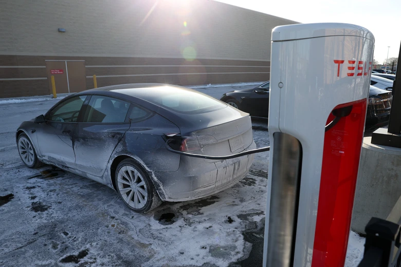 Teslas ‘congelados’ têm inundado redes sociais: sabia que pode acontecer o mesmo ao seu carro a diesel se não tiver cuidado?