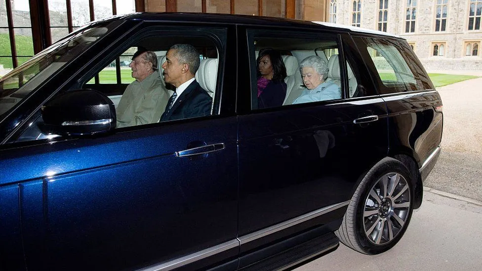 Quer sentir-se parte da realeza? Range Rover da rainha Isabel II está à venda