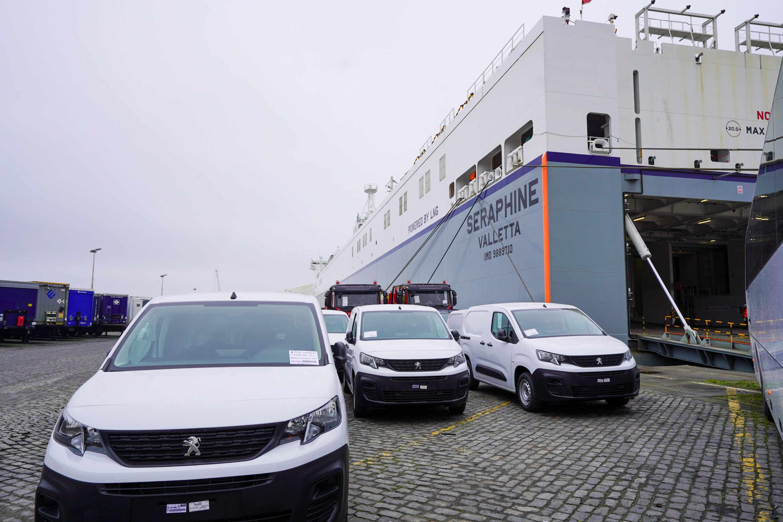 Lote de carros Peugeot da Stellantis Mangualde saiu rumo à Bélgica em super navio de carga