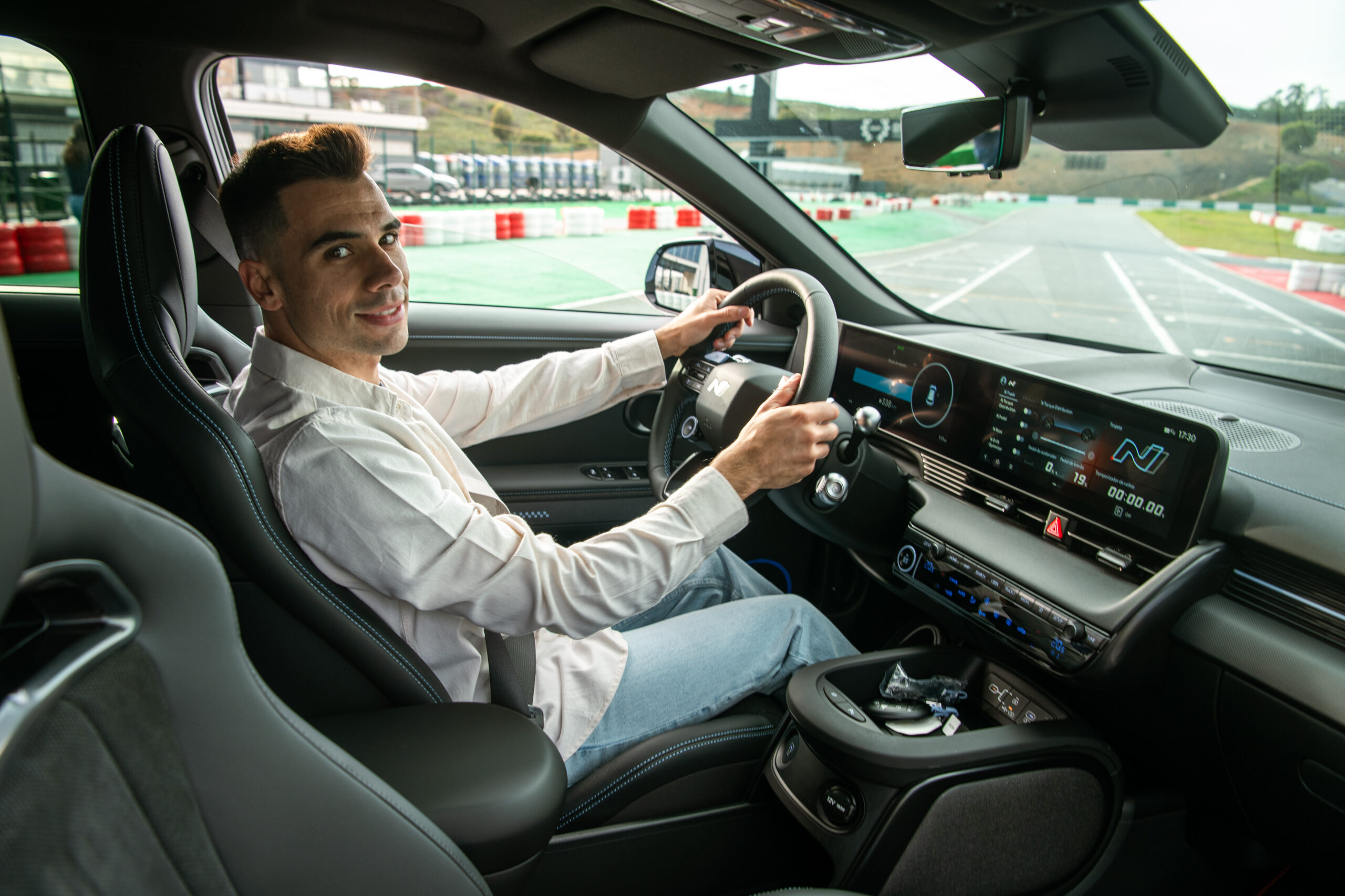 De duas para quatro rodas: Hyundai entrega novo IONIQ 5 N a Miguel Oliveira