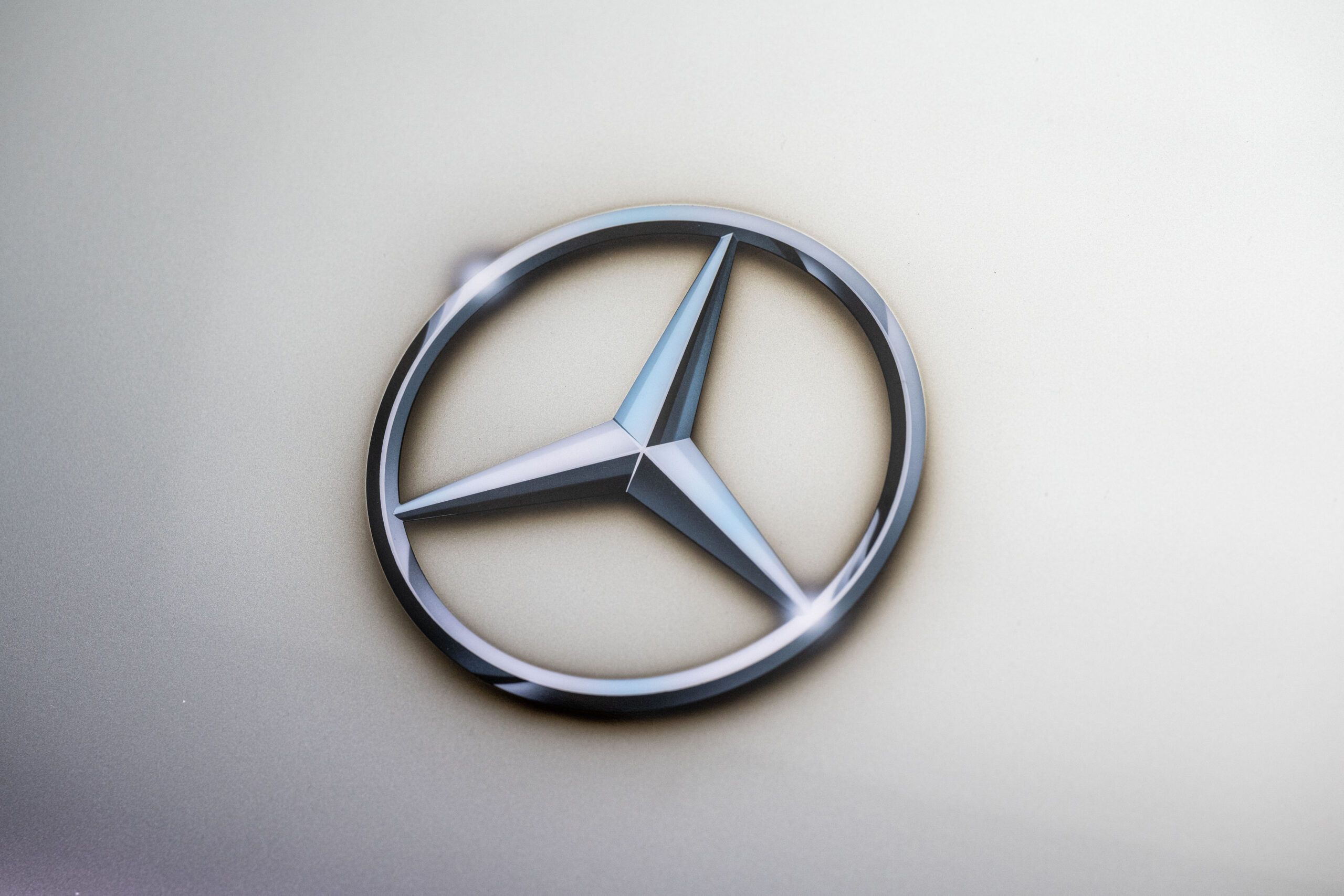 Lucro da Mercedes-Benz cai 24,6% para 2.974 milhões de euros no 1.º trimestre
