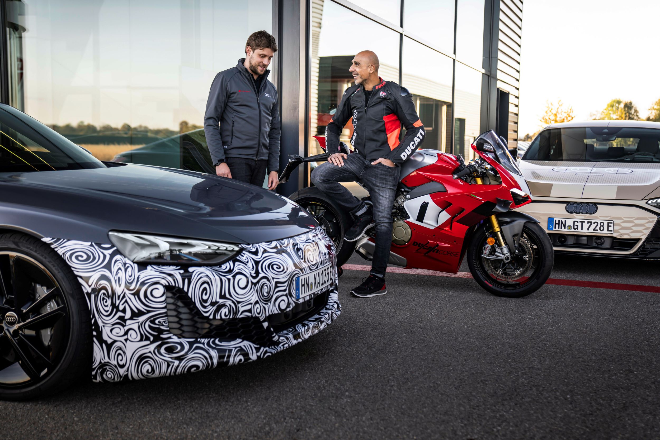 Protótipo do Audi e-tron GT e a Ducati Panigale V4 R: especialistas confirmam adrenalina ao dobro ao volante destes ‘monstros’