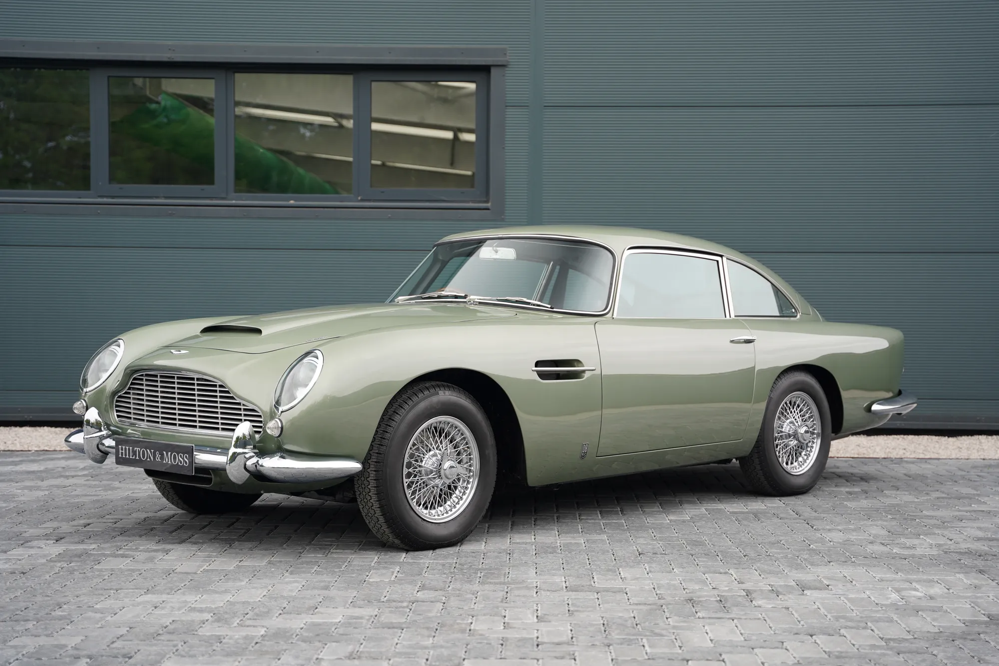 É fã de James Bond? Memoráveis Aston Martin DB5 vão estar à venda em leilão para carteiras à altura