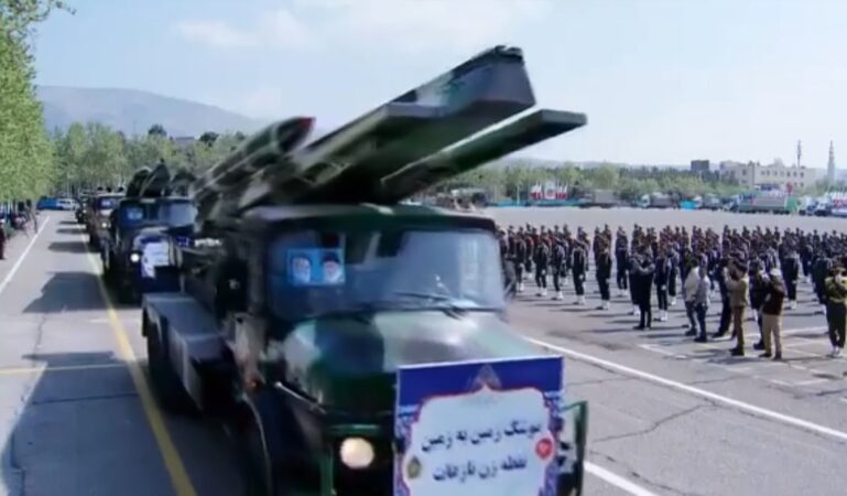 En medio de tensiones con Israel, Irán exhibe misiles, drones y tanques en desfiles militares – Executive Digest
