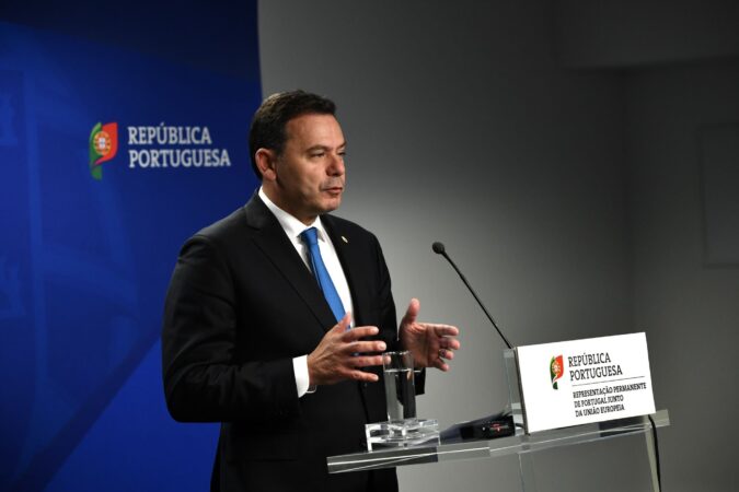 Montenegro Urges Opposition Parties to Focus on Portugal's Future and Not Get Distracted