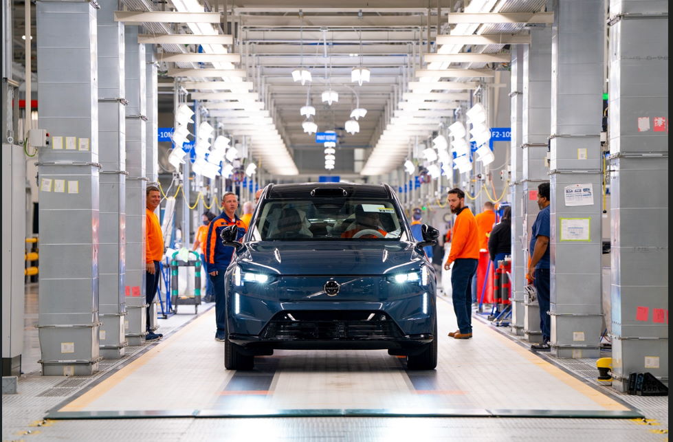 Volvo Cars anuncia arranque da produção do novo EX90: elétrico é o modelo mais seguro de sempre da marca