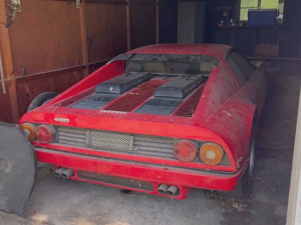 Raríssimo Ferrari 512 BB esteve abandonado numa garagem durante 28 anos… e tomou banho pela primeira vez. Veja o vídeo do momento