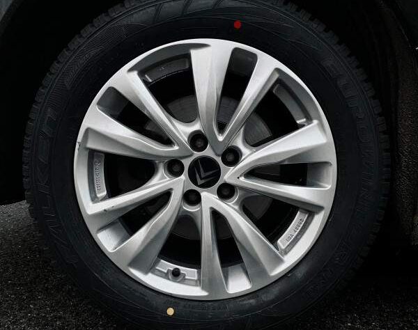 Já deu conta de um ponto vermelho nos pneus do seu carro? Saiba para que serve e porque o protege