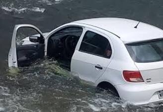 Há uma pequena ranhura na bagageira do seu carro que provavelmente nunca terá reparado: mas pode muito bem salvar-lhe a vida numa emergência