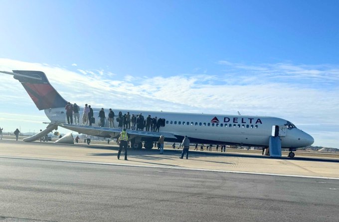 Plane Returns Due to Smoke-Filled Cabin - News Directory 3