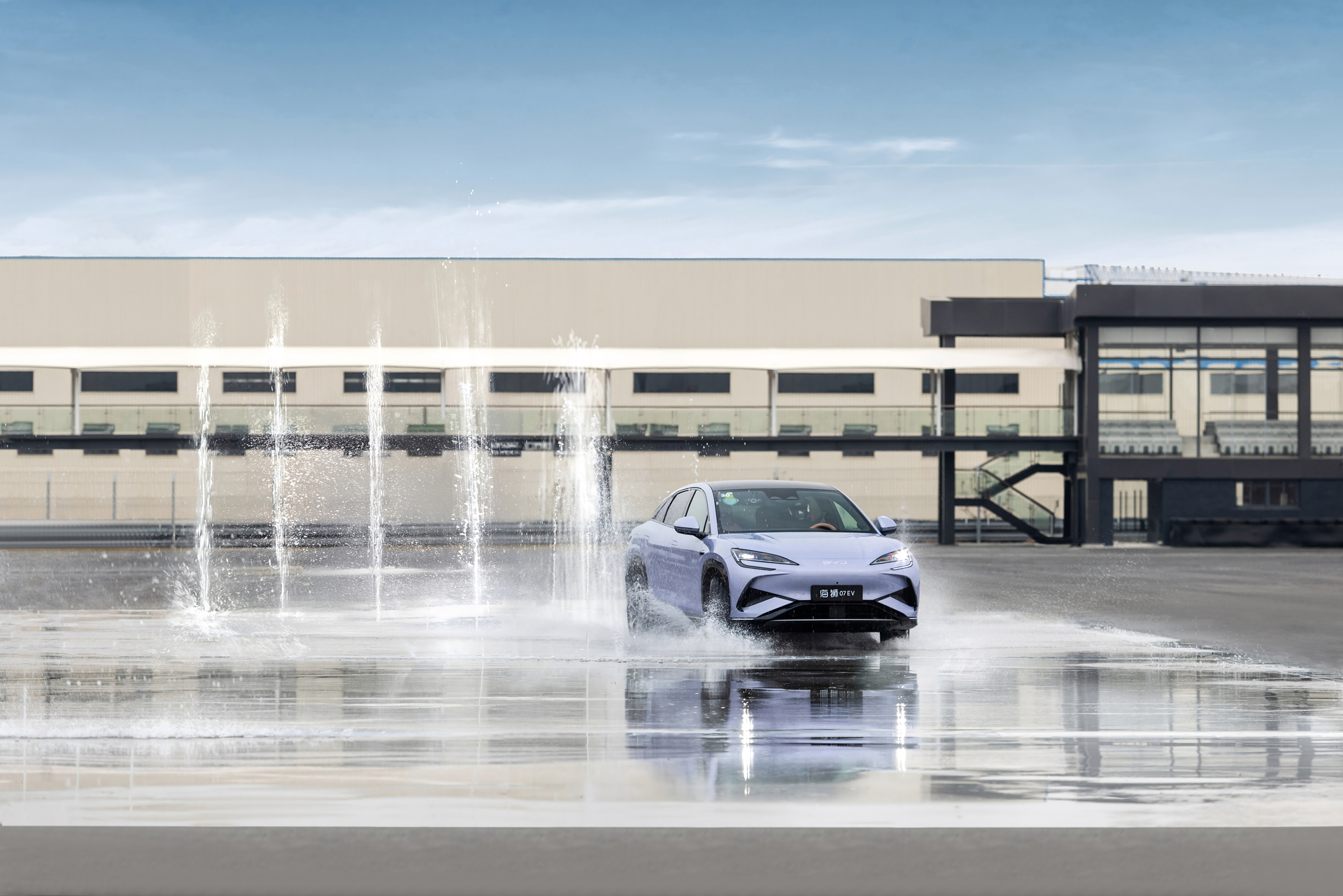 BYD inaugura parque temático com piscina para carros e a maior duna interior de areia do mundo