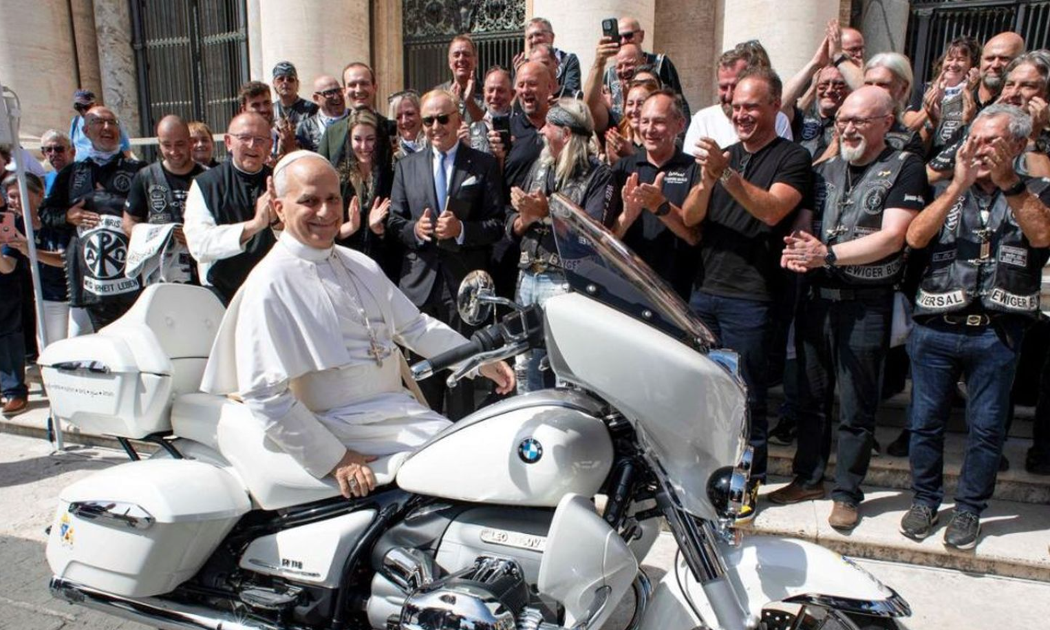 Papa sobre rodas e em grande estilo: Leão XIV recebe mota BMW personalizada e vai leiloá-la para fins solidários