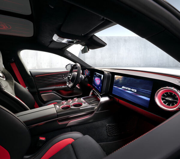 Centro de controlo da performance: Mercedes-AMG revela o interior do novo GT Coupé de 4 portas