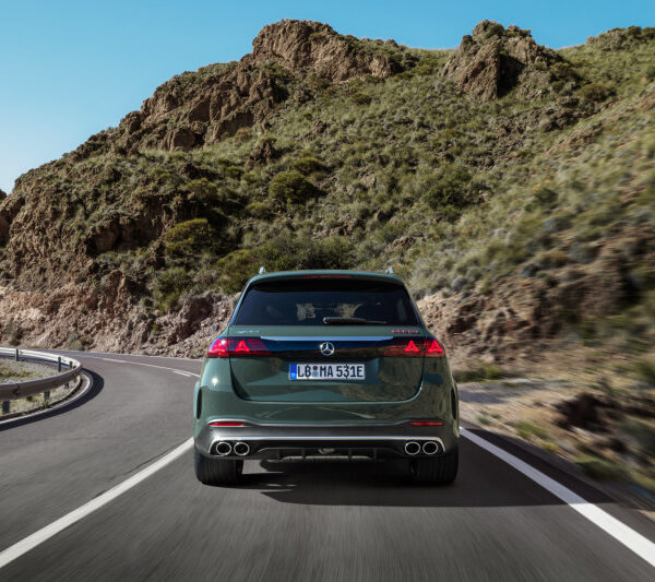 Mercedes-AMG reforça GLE 53 com até 585 cv, mais tecnologia e nova imagem