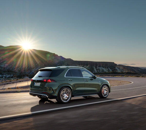 Mercedes-AMG reforça GLE 53 com até 585 cv, mais tecnologia e nova imagem