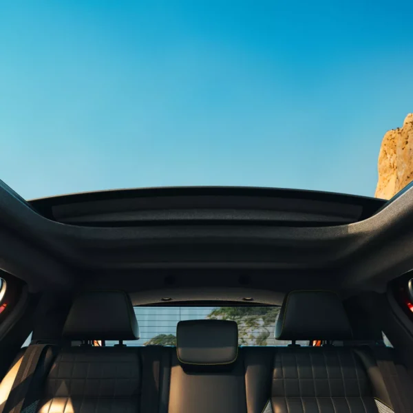 Renault 4 E-Tech ganha versão “céu aberto”: Plein Sud chega a partir de 37.040€