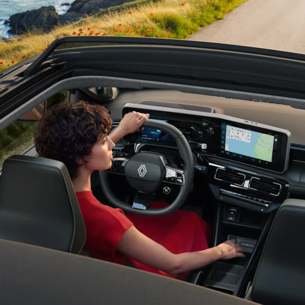 Renault 4 E-Tech ganha versão “céu aberto”: Plein Sud chega a partir de 37.040€