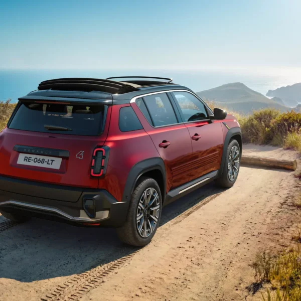 Renault 4 E-Tech ganha versão “céu aberto”: Plein Sud chega a partir de 37.040€