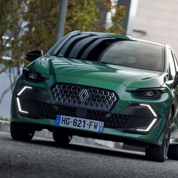 Renault dá nova arma ao Clio: motor GPL automático chega a Portugal com até 1450 km de autonomia