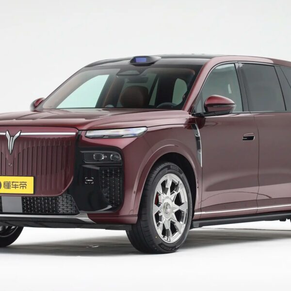 Um SUV chinês de quase três toneladas foi lançado por uma rampa. E aterrou inteiro