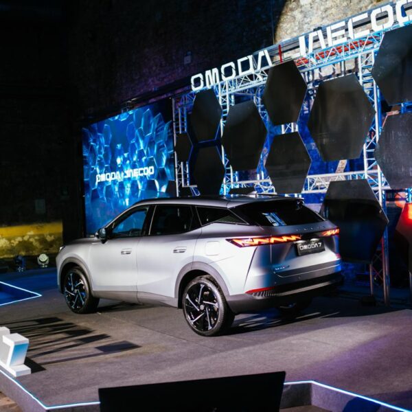 Novo OMODA 7 SHS-P promete 90 km elétricos e mais de 1.200 km de autonomia por menos de 45 mil euros
