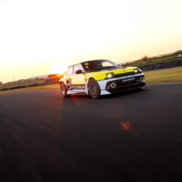 O mais potente de sempre: Renault ‘ressuscita’ o 5 Turbo com 555 cv, dois motores e apenas 1.980 unidades