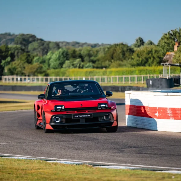 O mais potente de sempre: Renault ‘ressuscita’ o 5 Turbo com 555 cv, dois motores e apenas 1.980 unidades
