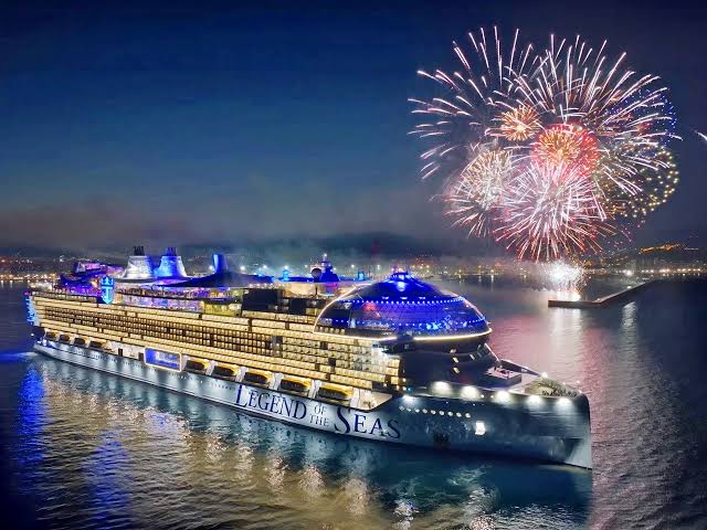 28 restaurantes, parque aquático, surf e um slide sobre o mar: assim é o maior navio de cruzeiro do mundo